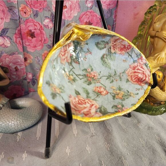 DECOUPAGE CLAM SHELL DECOUPAGE FLOWERS ON A CLAM SHELL - Picture 2 of 9